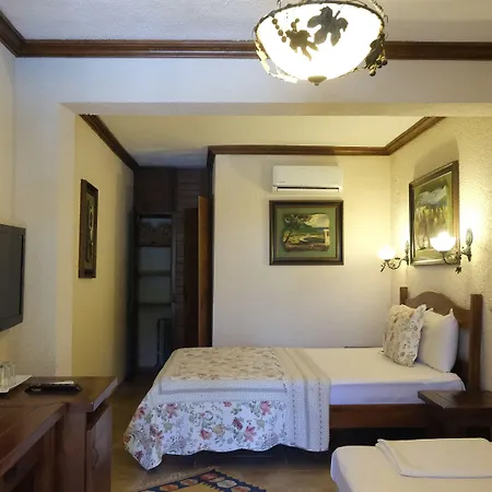 Ada Bacchus Hotel 2*